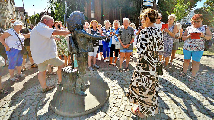 rzeźba Turystki w Kołobrzegu, pomnik Turystka Kołobrzeg